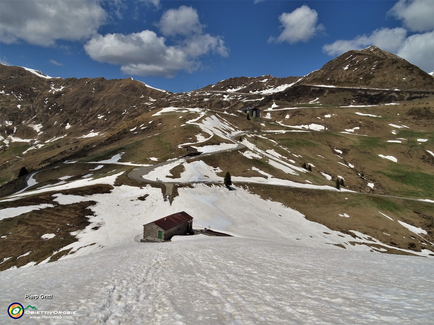 75 Salendo in Montu vista verso la sottostante Casera Alpe Aga e verso la zona dei rifugi San Marco.JPG